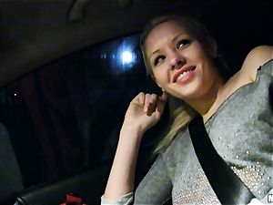 uber-cute Lola Taylor gets jiggly penetrating on the back seat